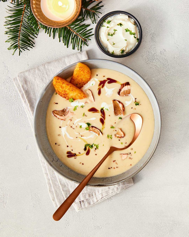 Dieses Bild zeigt die fertige samtige Steinpilzsuppe.