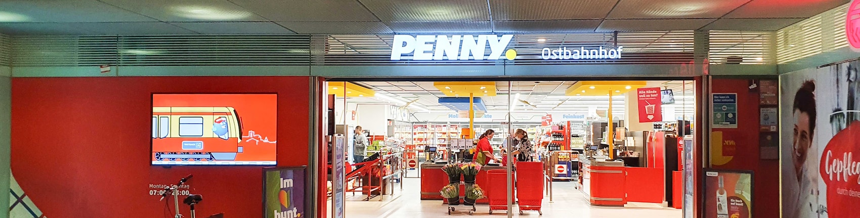 Sie sehen den Eingang vom Penny Markt in Berlin-Friedrichshain Am Ostbahnhof 9