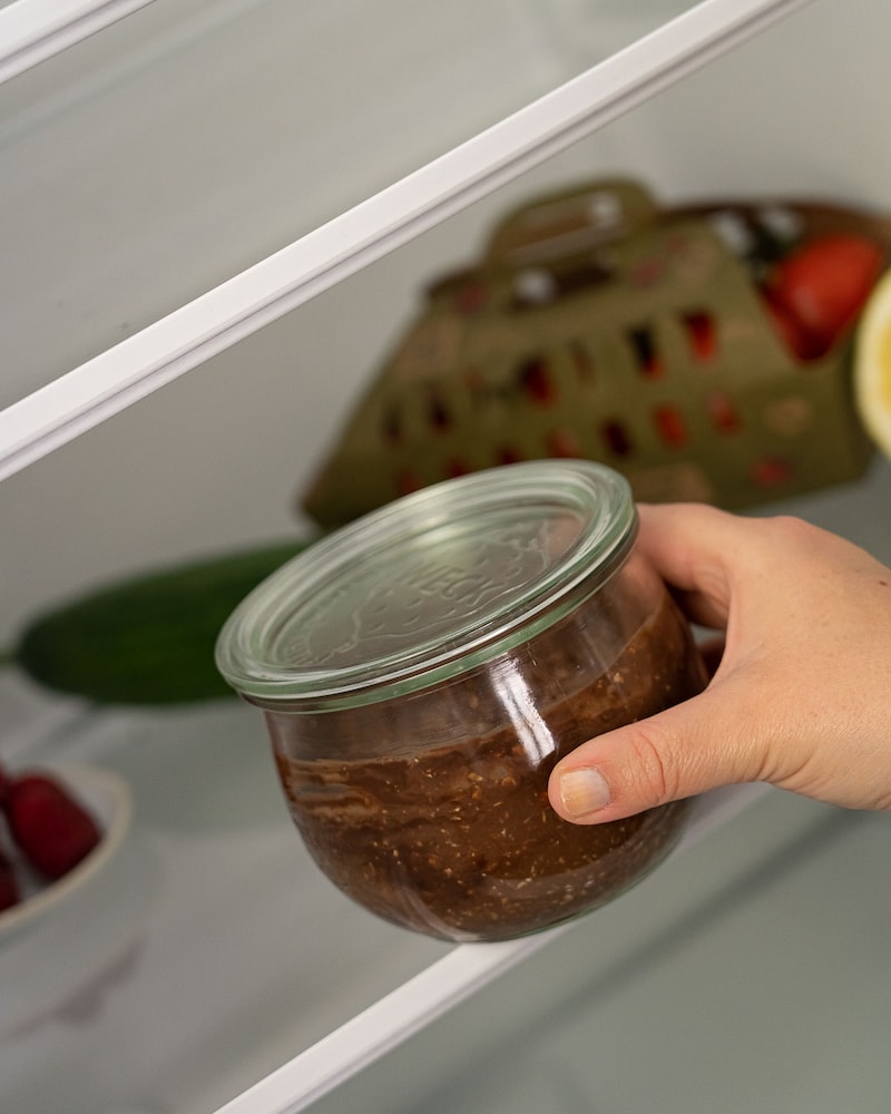 Dieses Bild zeigt wie die Oats in den Kühlschrank gegeben werden.