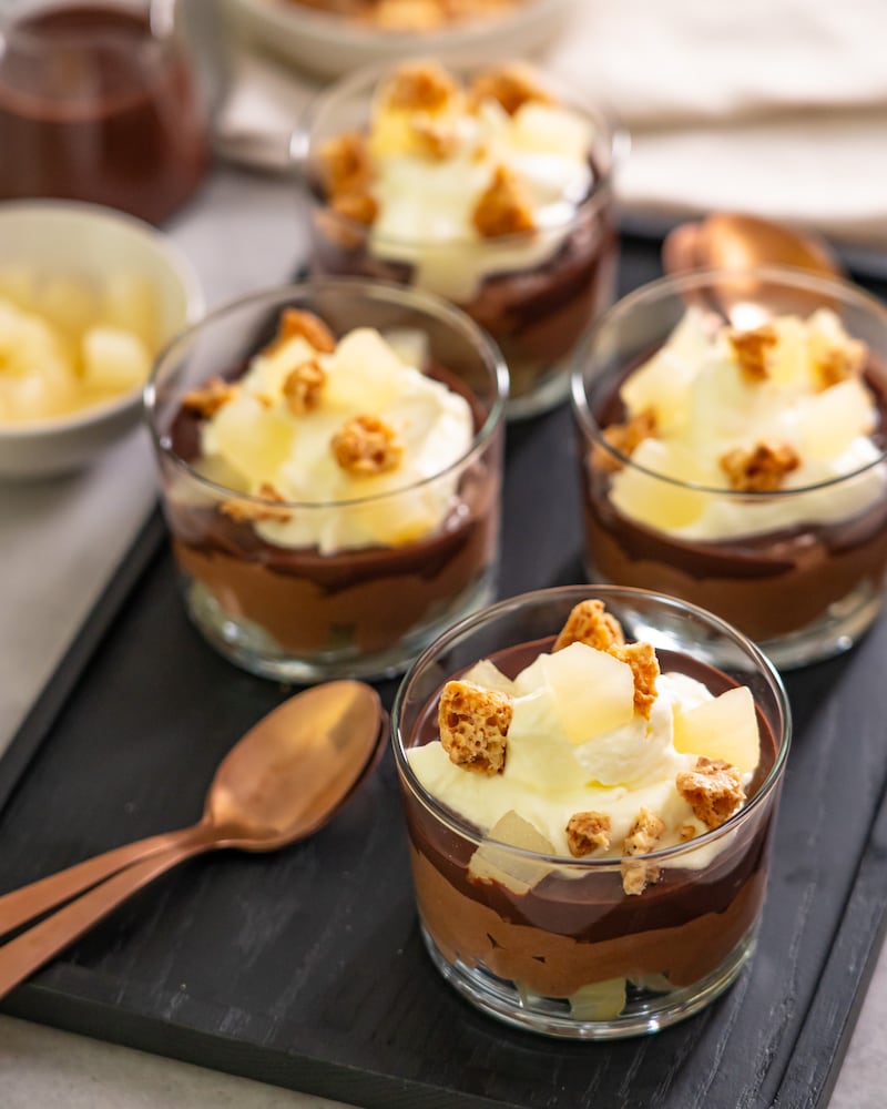 Dieses Bild zeigt die fertige Mini-Trifle á la Birne Helene.