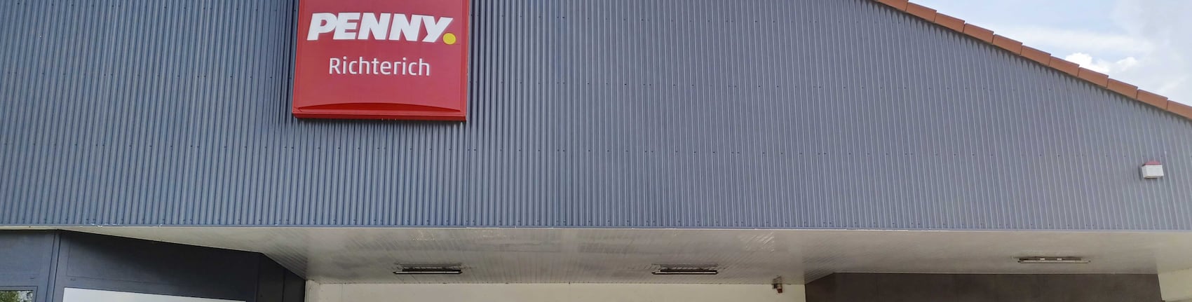 Sie sehen den Eingang vom Penny Markt in Aachen – Richterich Roermonder Strasse 577-583
