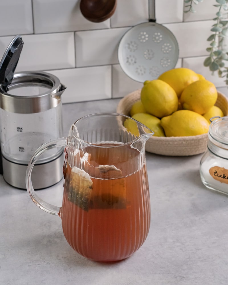 Das Bild zeigt das Aufbrühen vom Tee.