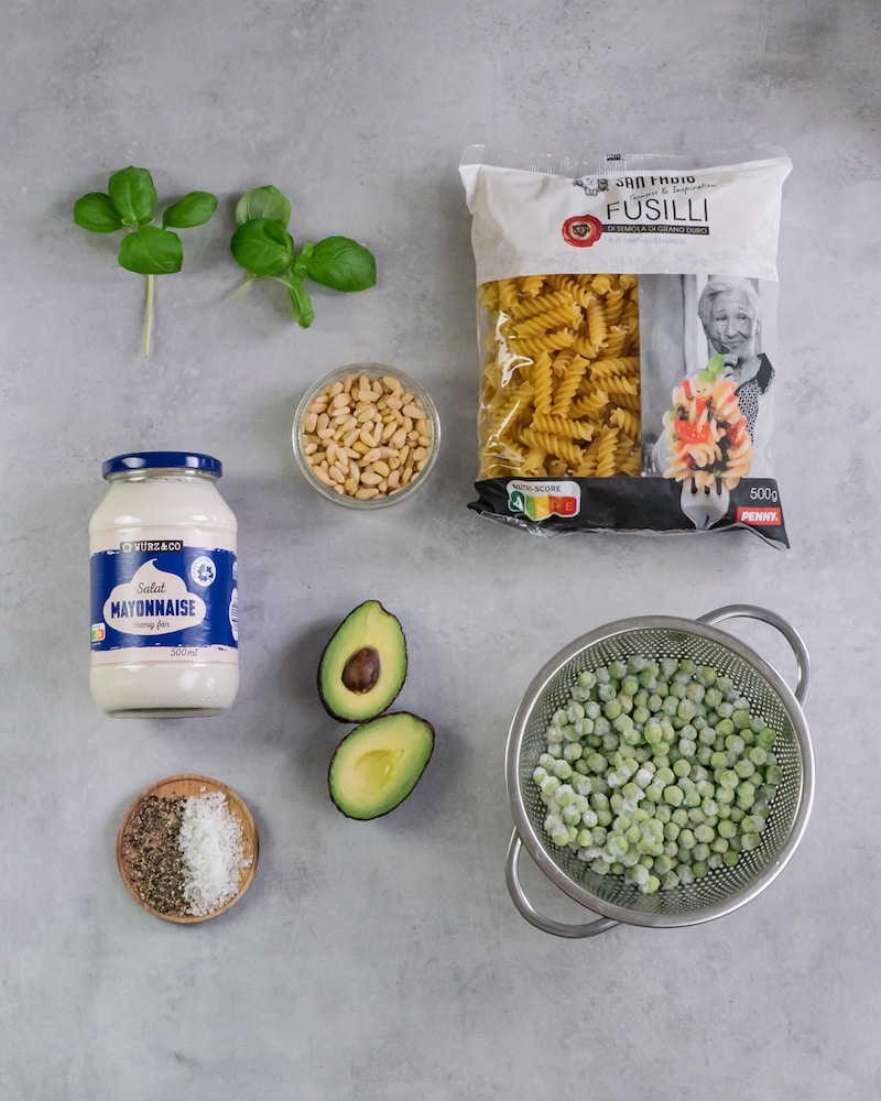 Dieses Bild zeigt die Zutaten für den Nudelsalat mit Avocado.