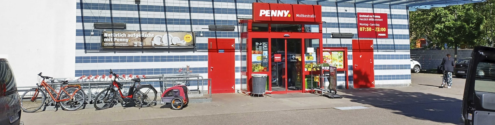 Sie sehen den Eingang vom Penny Markt in Offenburg, Moltkestr. 78-80