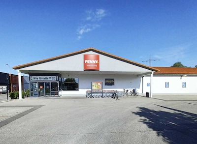 Sie sehen den Eingang vom Penny Markt in Unterföhring Wilhelm-Kemmelmeyer-Bogen 7