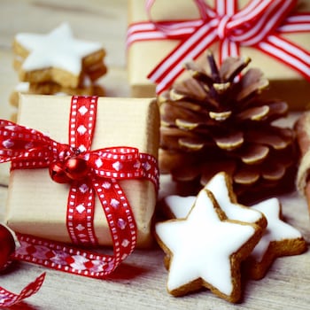 Weihnachtliche Tischdekoration aus verschiedenen Materialien