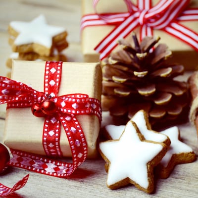 Weihnachtliche Tischdekoration aus verschiedenen Materialien