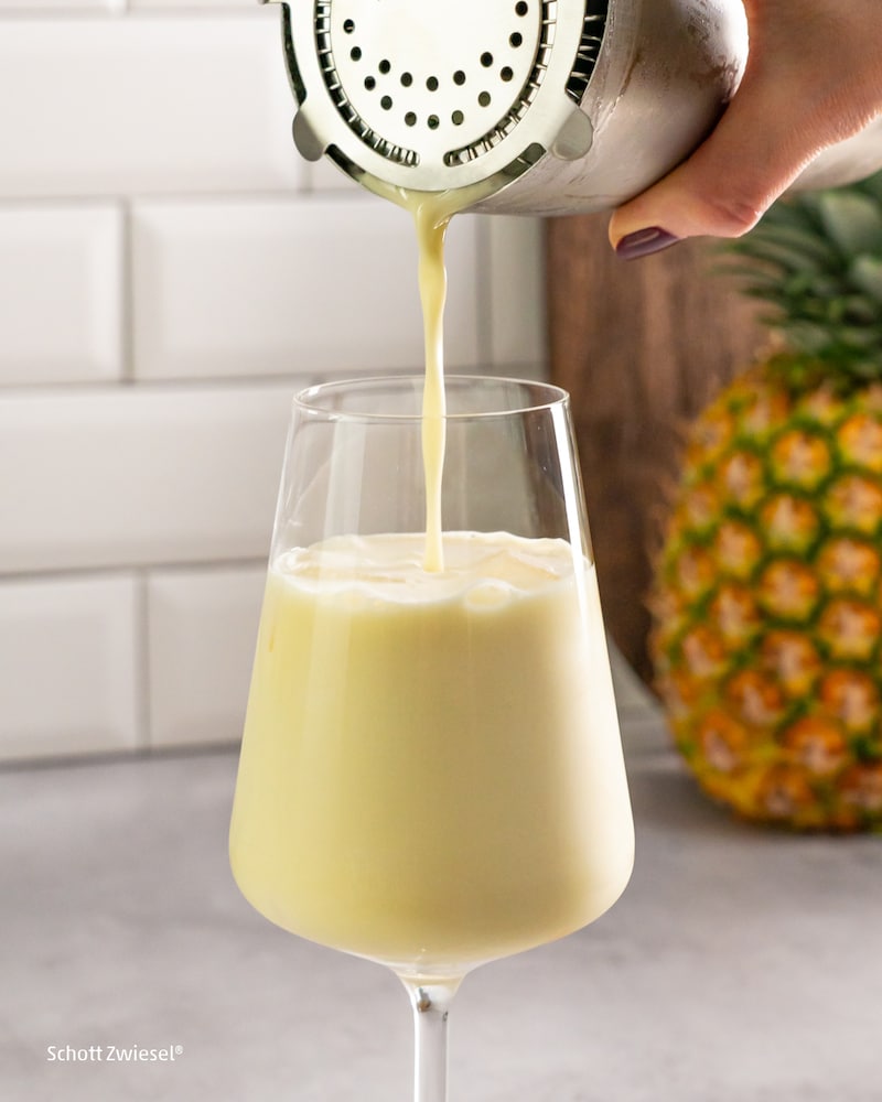 Dieses Bild zeigt wie der Virgin Colada in das Glas gegeben wird.