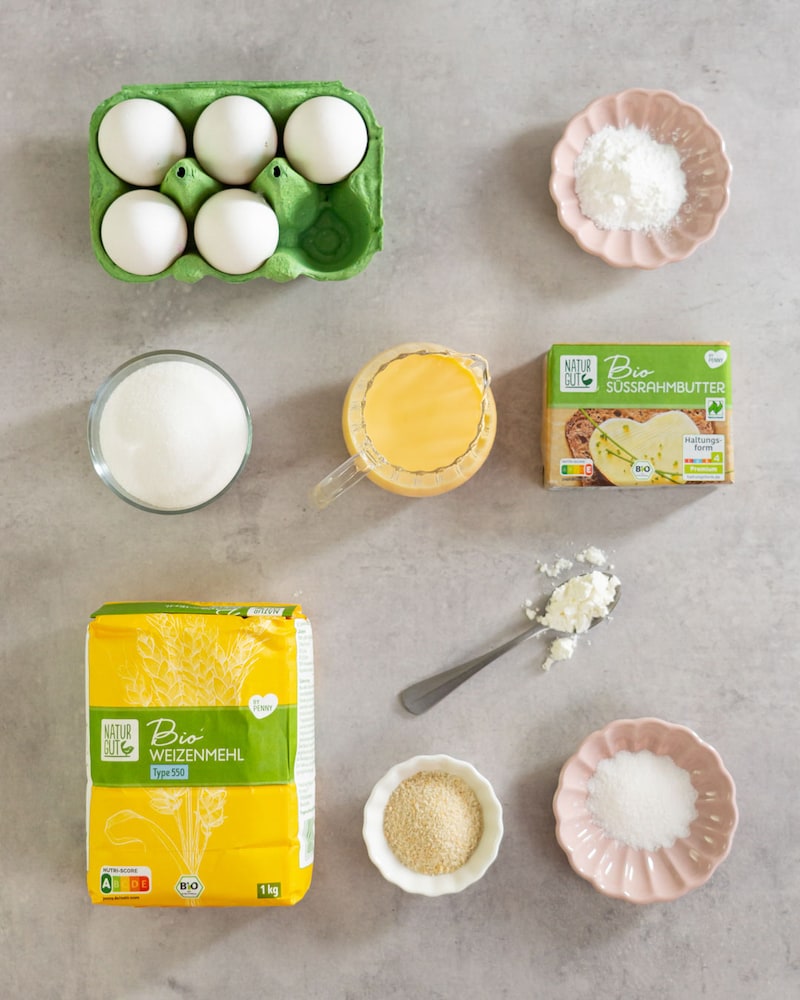 Dieses Bild zeigt die Zutaten für den Eierlikörkuchen.