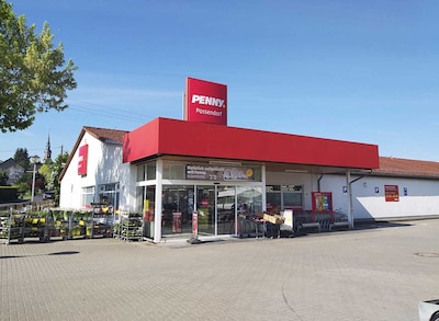 Sie sehen den Eingang vom Penny Markt in Possendorf Kreischaer Str. 2B