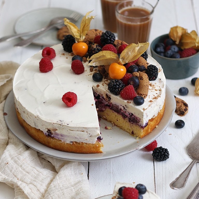 Auf diesem Bild siehst du unsere Einfache Torte mit Früchten und Cookies.