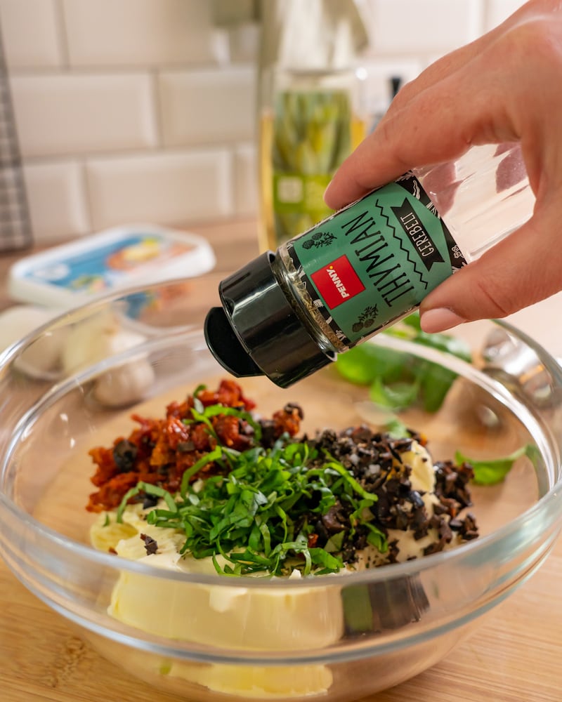Mediterrane Tomatenbutter mit Oliven