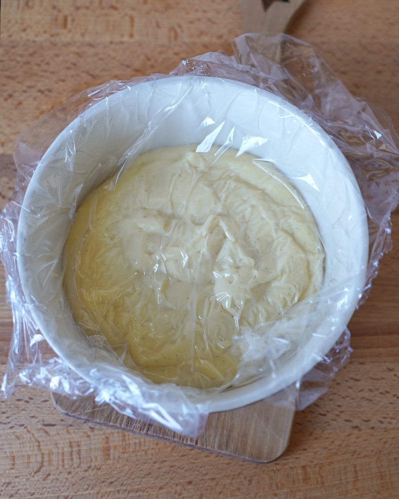 Dieses Bild zeigt wie die Crème Pâtissière mit Klarsichtfolie wird.