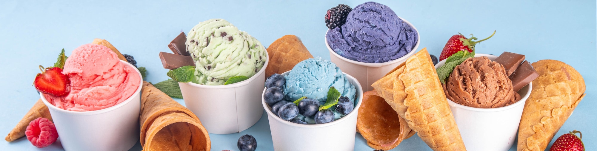 Verschiedene Eissorten im Becher