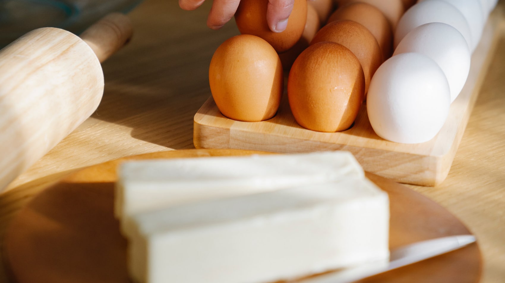 Eier, Butter und Nudelholz liegen bereit fürs Backen.