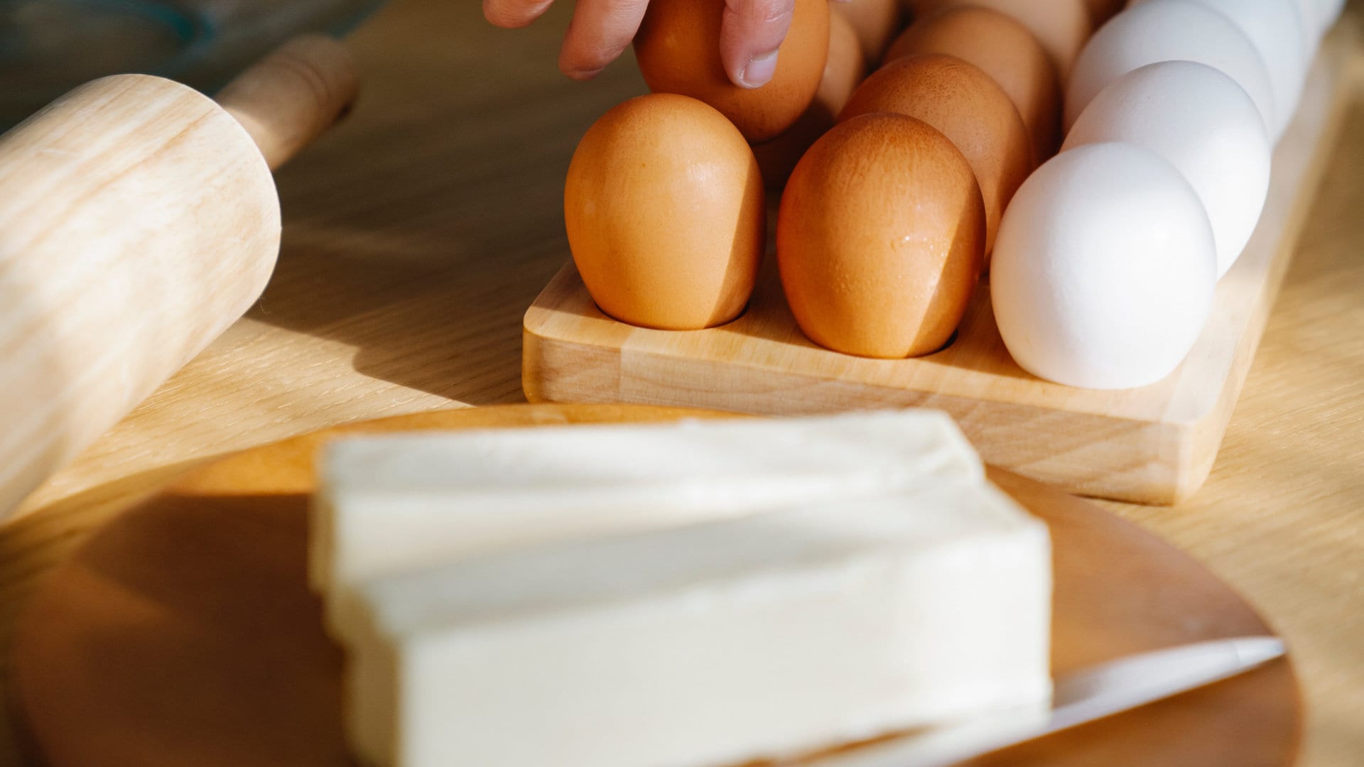 Eier, Butter und Nudelholz liegen bereit fürs Backen.