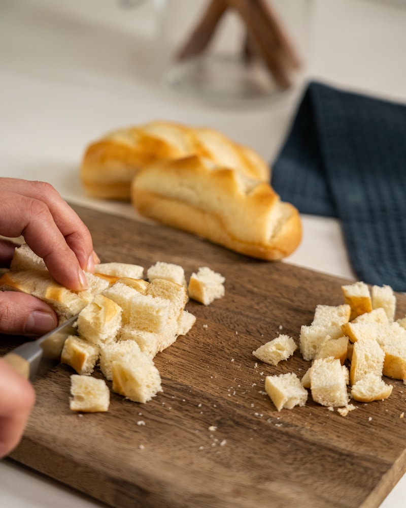 Auf diesem Bild siehst du wie Milchbrötchen klein geschnitten werden.