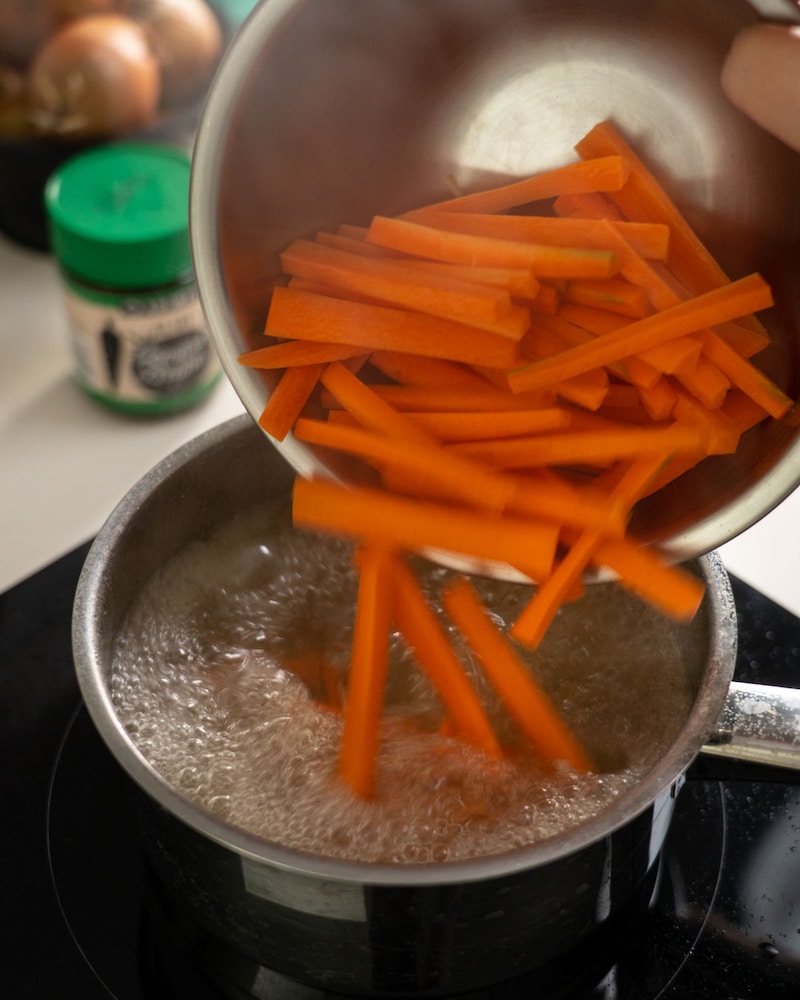 Dieses Bild zeigt wie die Möhrenstücke gekocht werden.