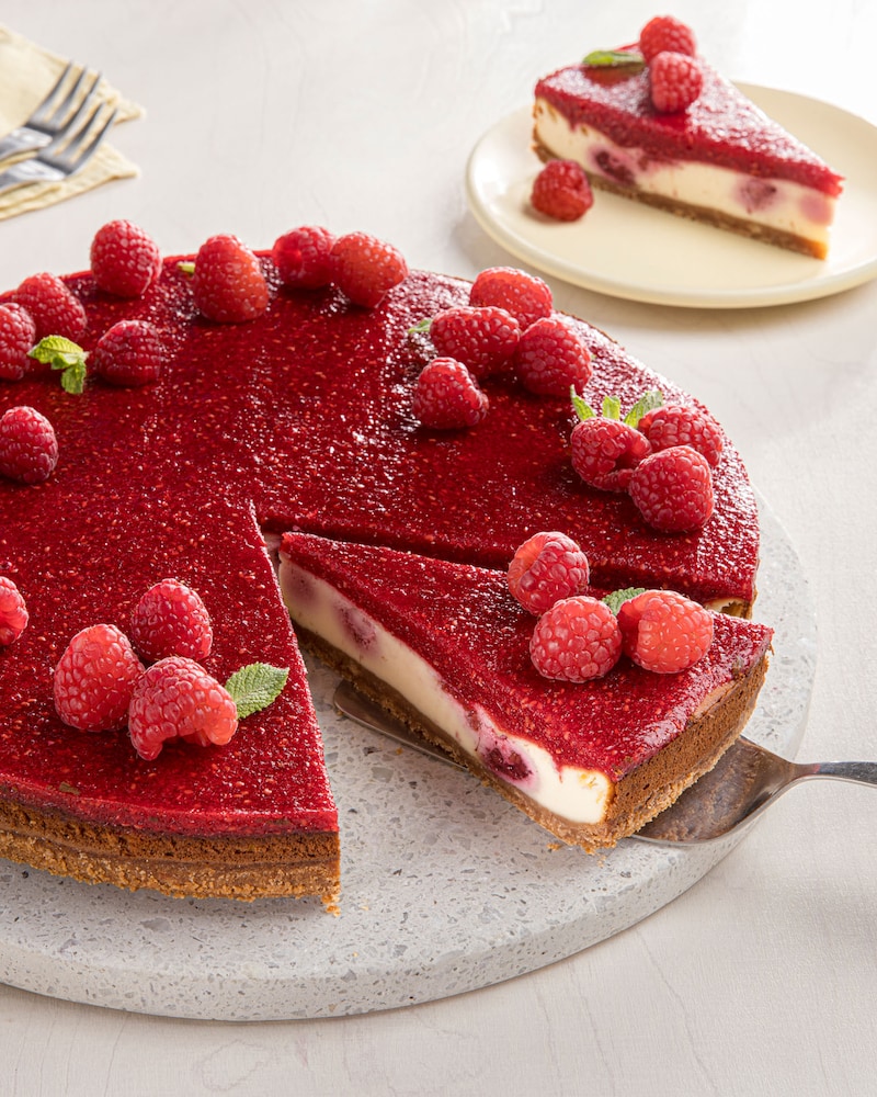 Dieses Bild zeigt den fertigen Himbeeren-Käsekuchen.