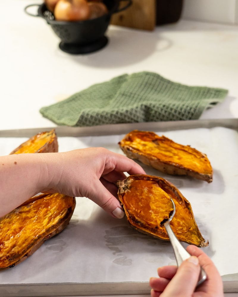 Dieses Bild zeigt wie die Süßkartoffeln ausgehöhlt werden.