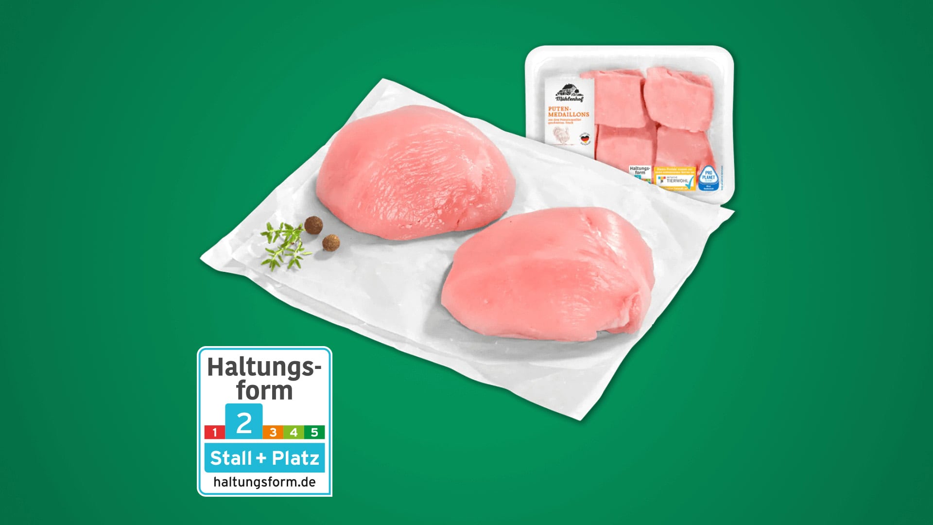 Geflügelfleisch der Marke Mühlenhof mit einem Haltungsform-Siegel vor grünem Hintergrund