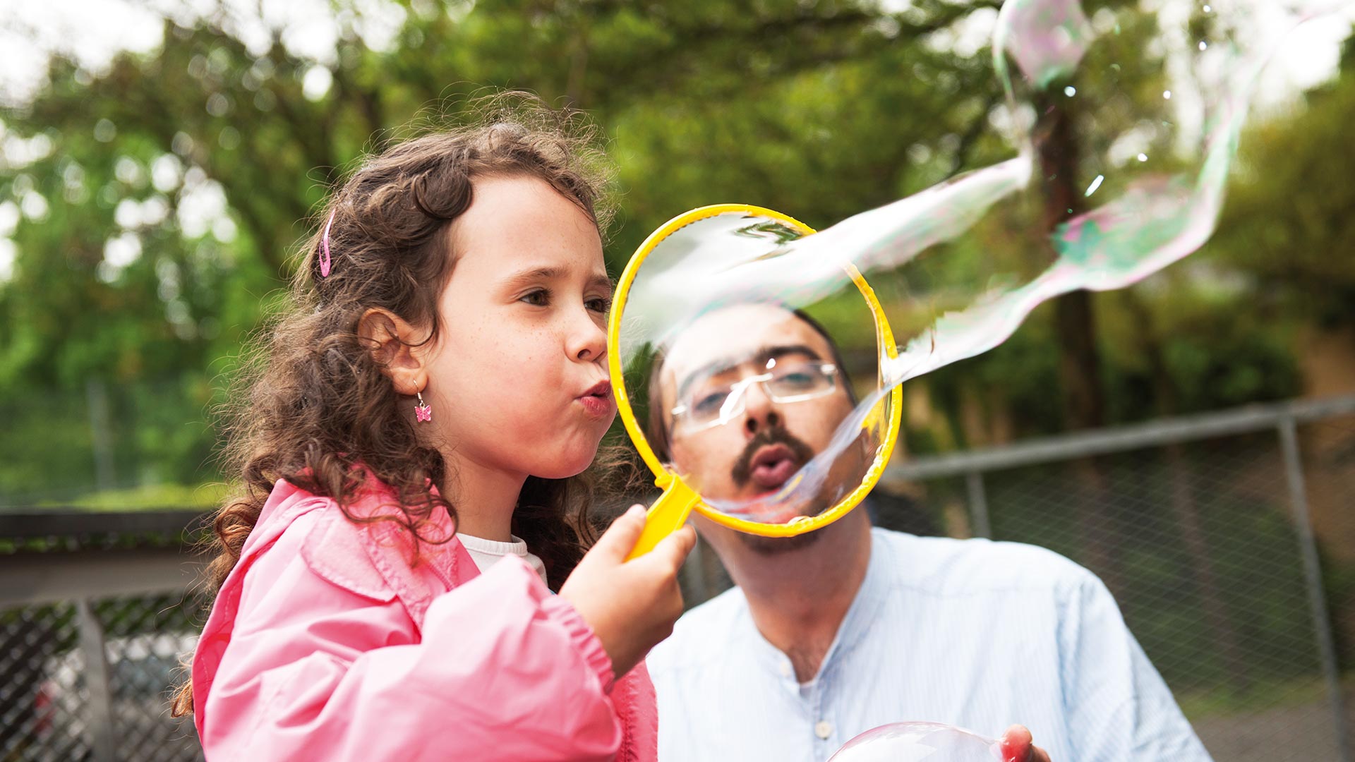 Mädchen beim Lesen eines Backrezepts