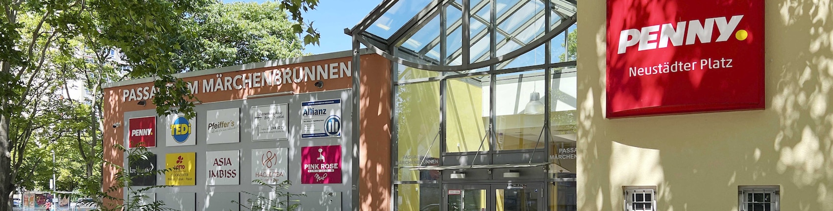 Sie sehen den Eingang vom Penny Markt in Magdeburg/Neustädter See, Neustaedter Platz 11