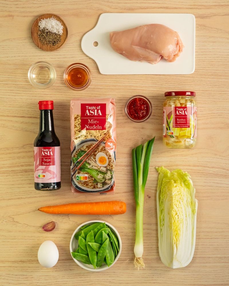 Dieses Bild zeigt die Zutaten für das Bami Goreng.