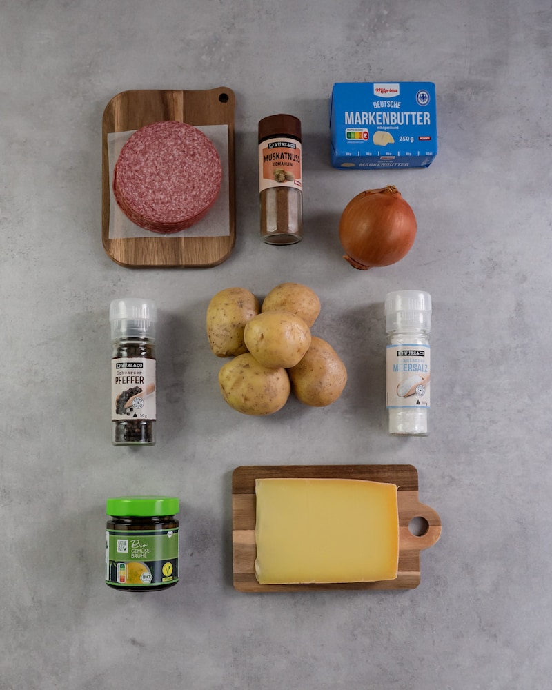Dieses Bild zeigt alle Zutaten für unseren herzhaften Kartoffelkuchen.