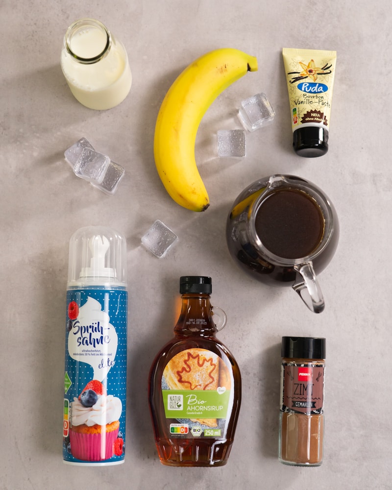 Dieses Bild zeigt alle Zutaten für unseren Kaffee-Bananen-Smoothie.