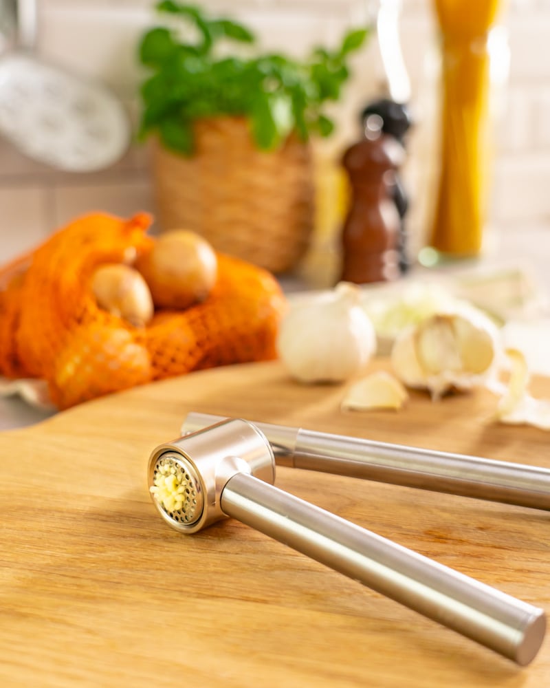 Dieses Bild zeigt wie der Knoblauch gepresst wird.