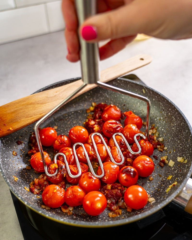 Dieses Bild zeigt die Tomaten in der Pfanne.