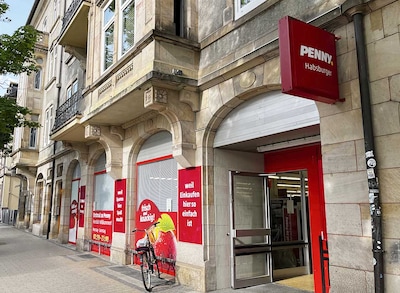 Sie sehen den Eingang vom Penny Markt in Freiburg/Stadt, Habsburger Str. 100-102