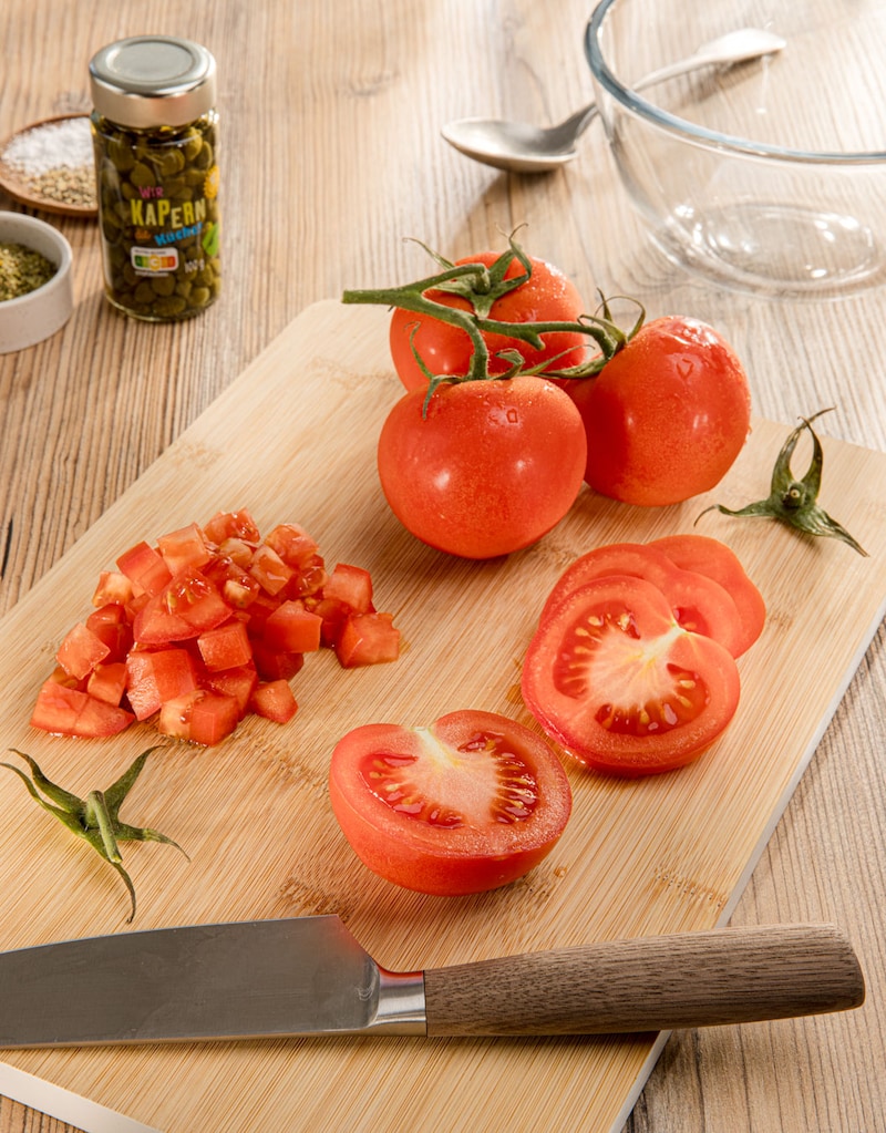 Dieses Bild zeigt die Tomaten mit den Kapern im Hintergrund.