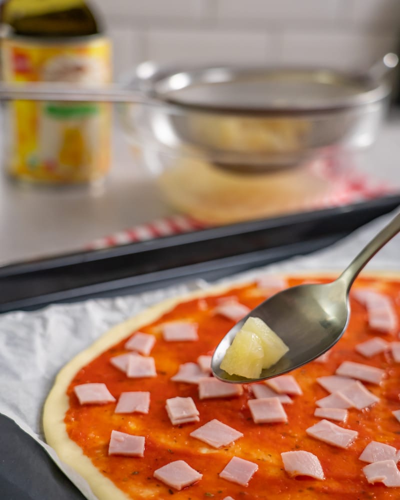 Dieses Bild zeigt wie Ananas dazugegeben wird.
