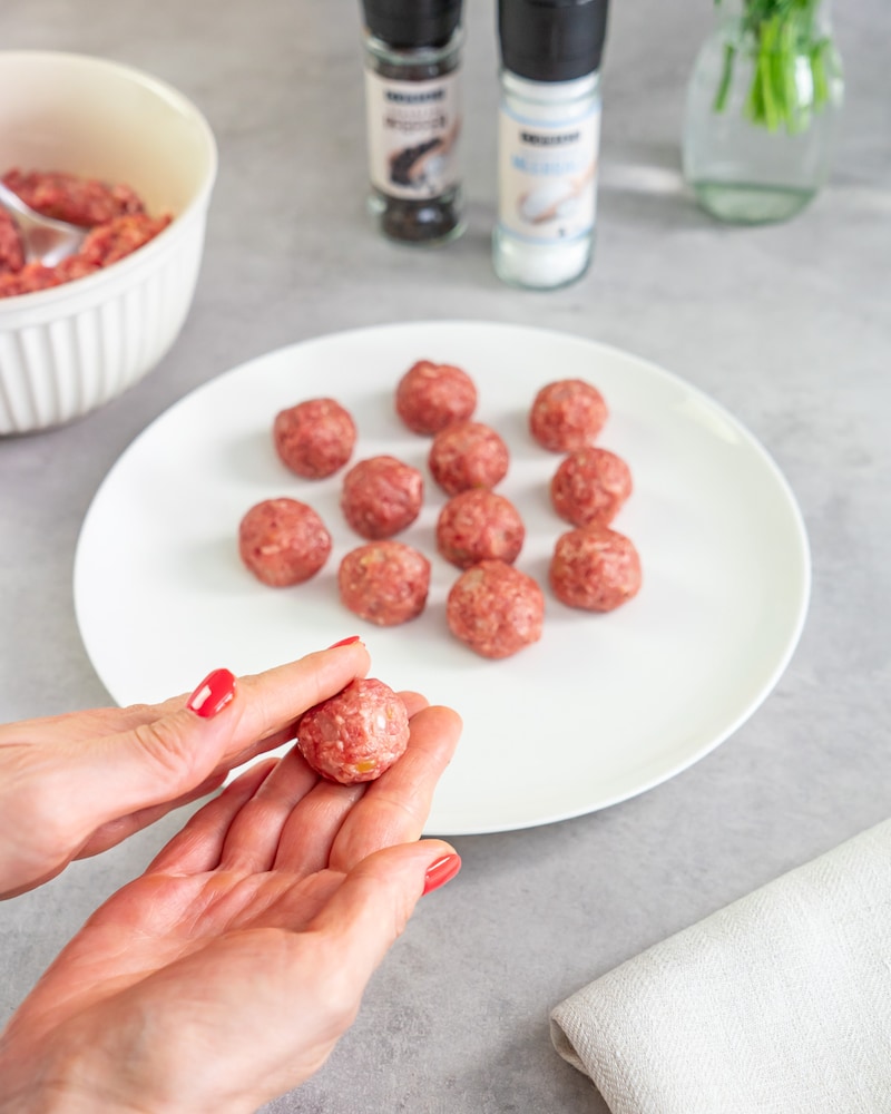 Das Bild zeigt wie die Köttbullar geformt werden.