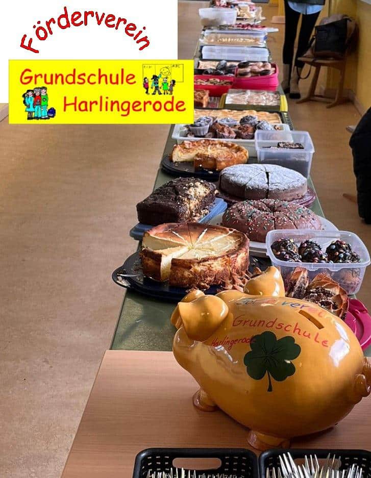 Ein Tischer voller Kuchen für einen Kuchenverkauf