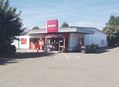 Sie sehen den Eingang vom Penny Markt in Allstedt Pfortenplatz 16