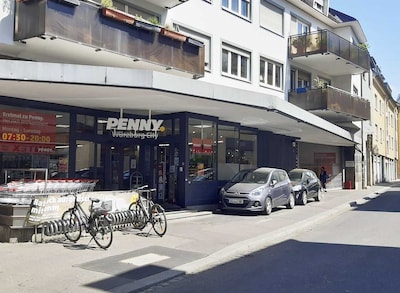 Sie sehen den Eingang vom Penny Markt in Würzburg Wolfhartsgasse 3