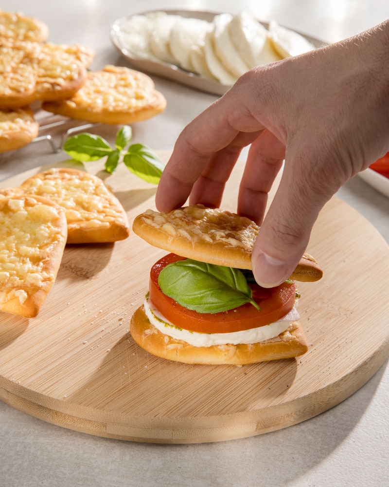 Dieses Bild zeigt wie die Pizzaherzen-Sandwiches zubereitet werden.