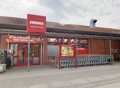 Sie sehen den Eingang vom Penny Markt in Leipzig, Rehbacher Str. 7