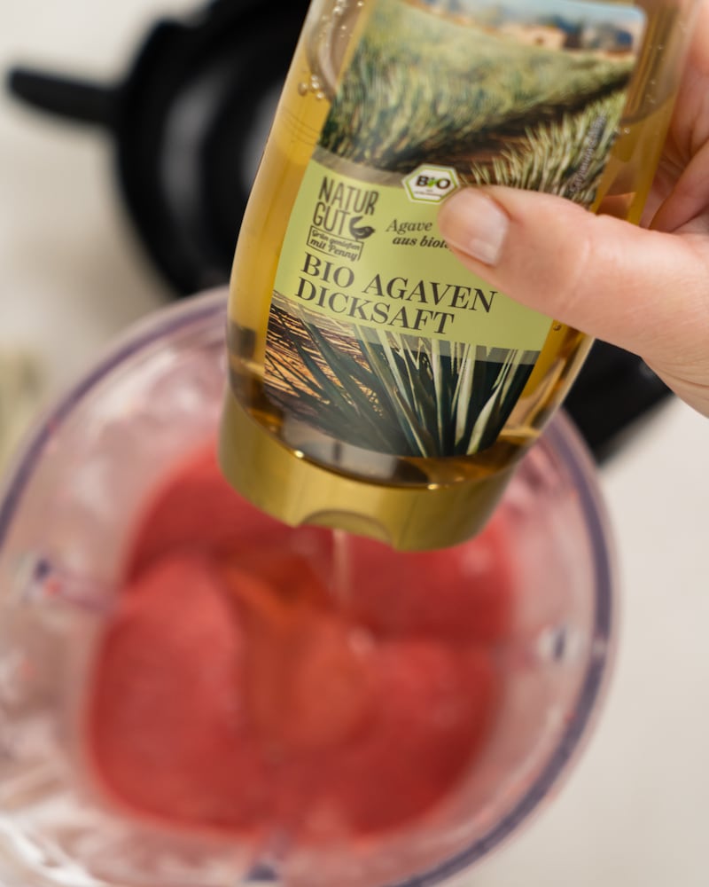 Auf diesem Bild siehst du wie Agavendicksaft in den Mixer gegeben wird.