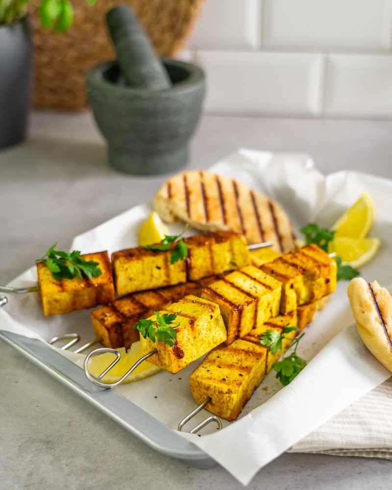 Diese Bild zeigt die fertigen Tofu-Spieße.