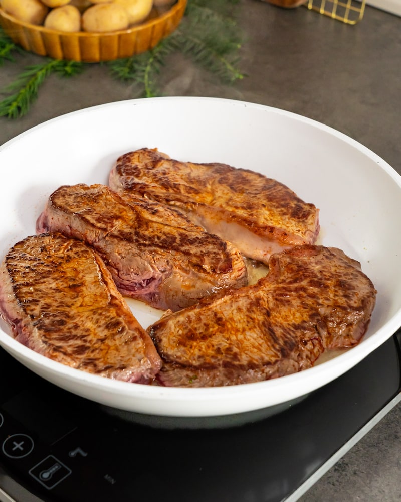 Dieses Bild zeigt die Steaks in der Pfanne.
