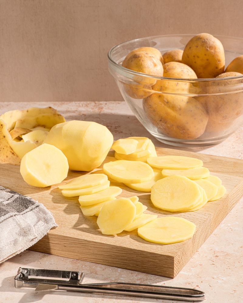 Auf diesem Bild siehst du in Scheiben geschnittene Kartoffeln.