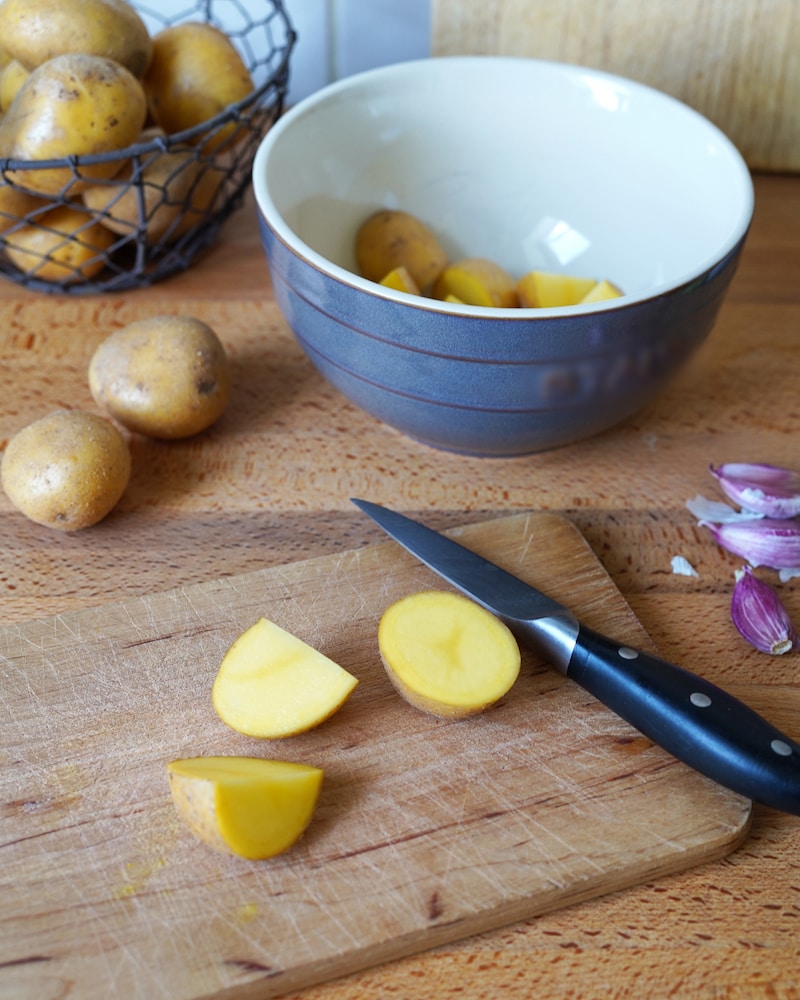 Dieses Bild zeigt wie Kartoffeln geschnitten werden.