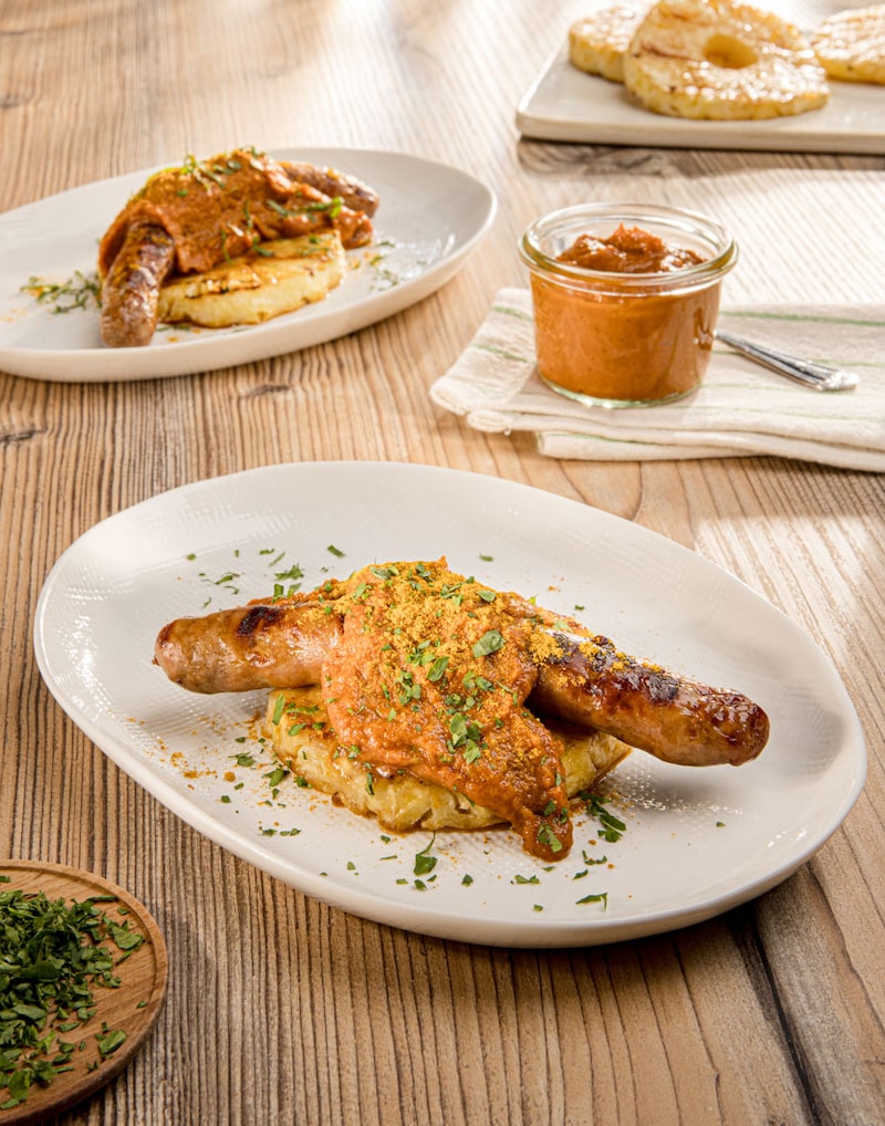Dieses Bild zeigt die fertige Currywurst vom Grill.