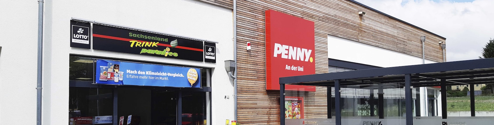 Sie sehen den Eingang vom Penny Markt in Freiberg Leipziger Str. 33