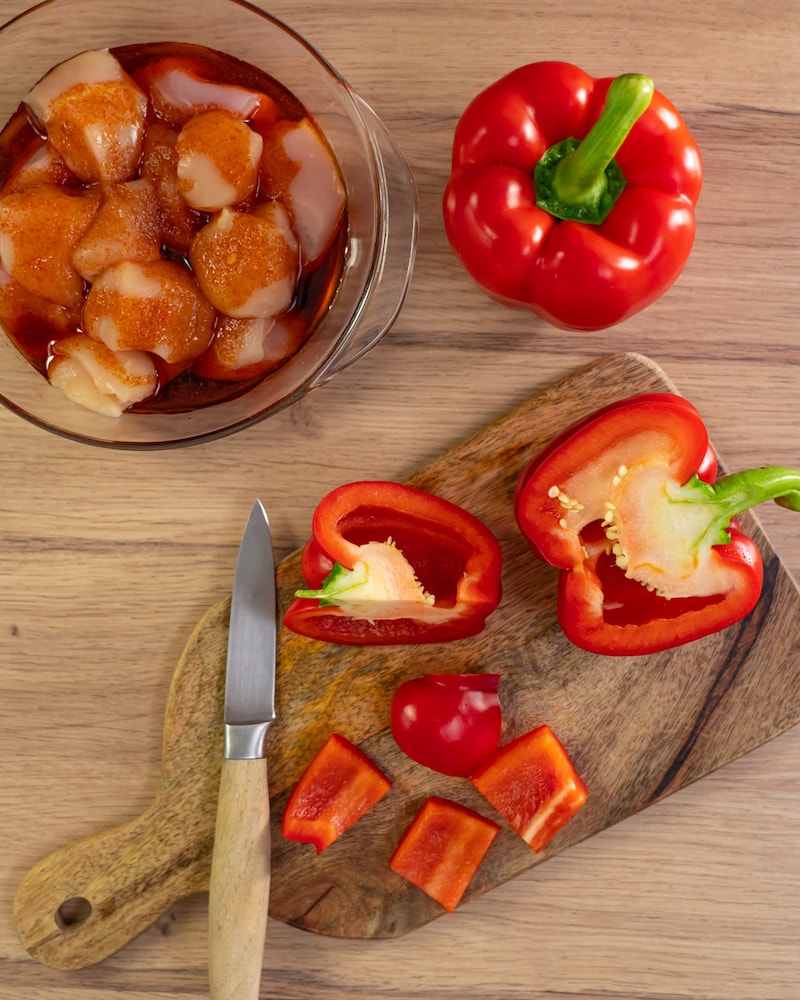 Dieses Bild zeigt, wie Paprika geschnitten wird.