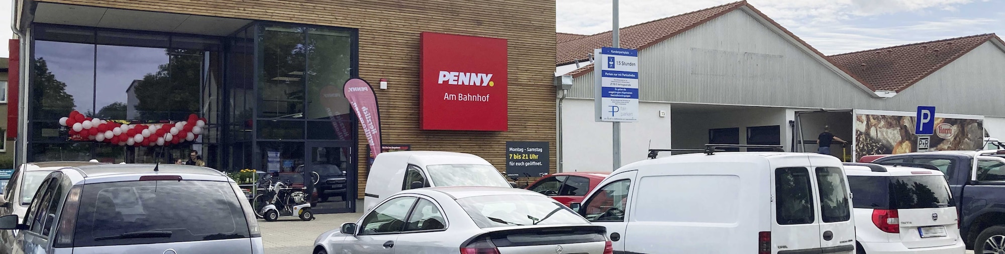 Sie sehen den Eingang vom Penny Markt in Templin Robert-Koch-Str. 15